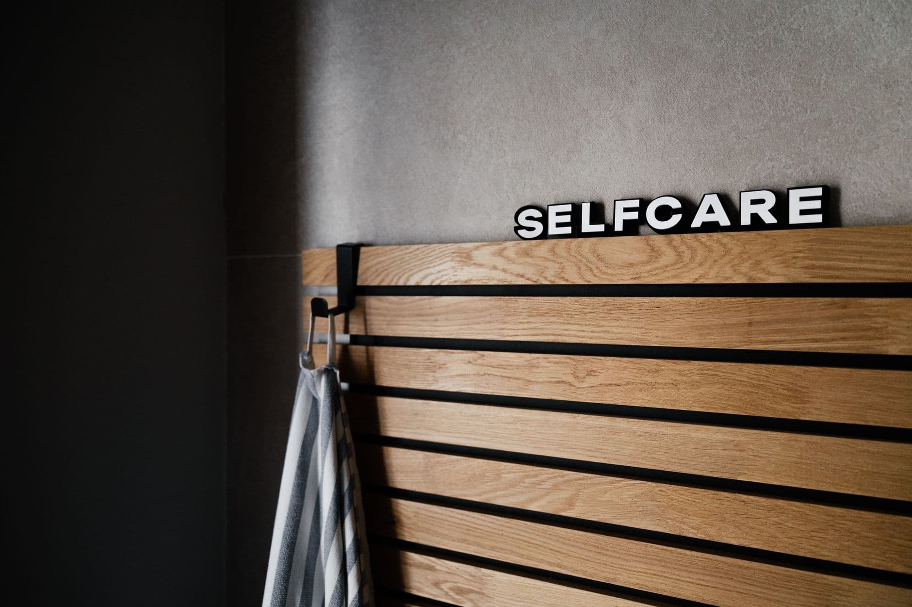 Warme spa-sfeer met zachte materialen